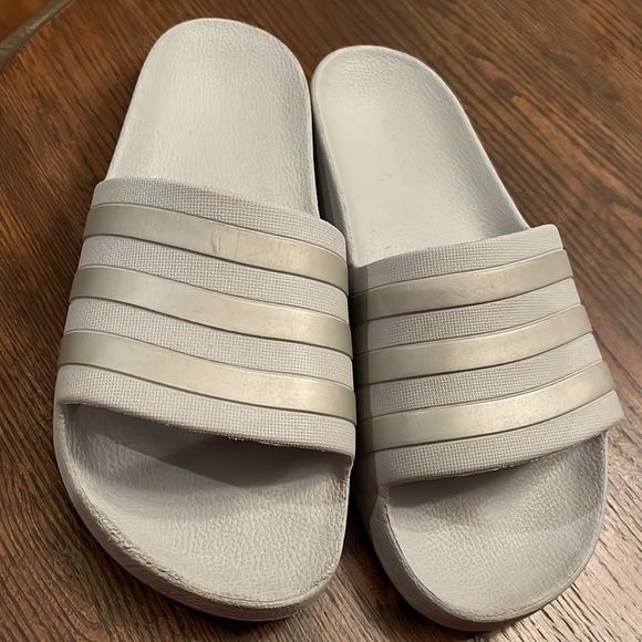 Women's Adidas  Slides sandal Size 9 - Picture 4 of 6